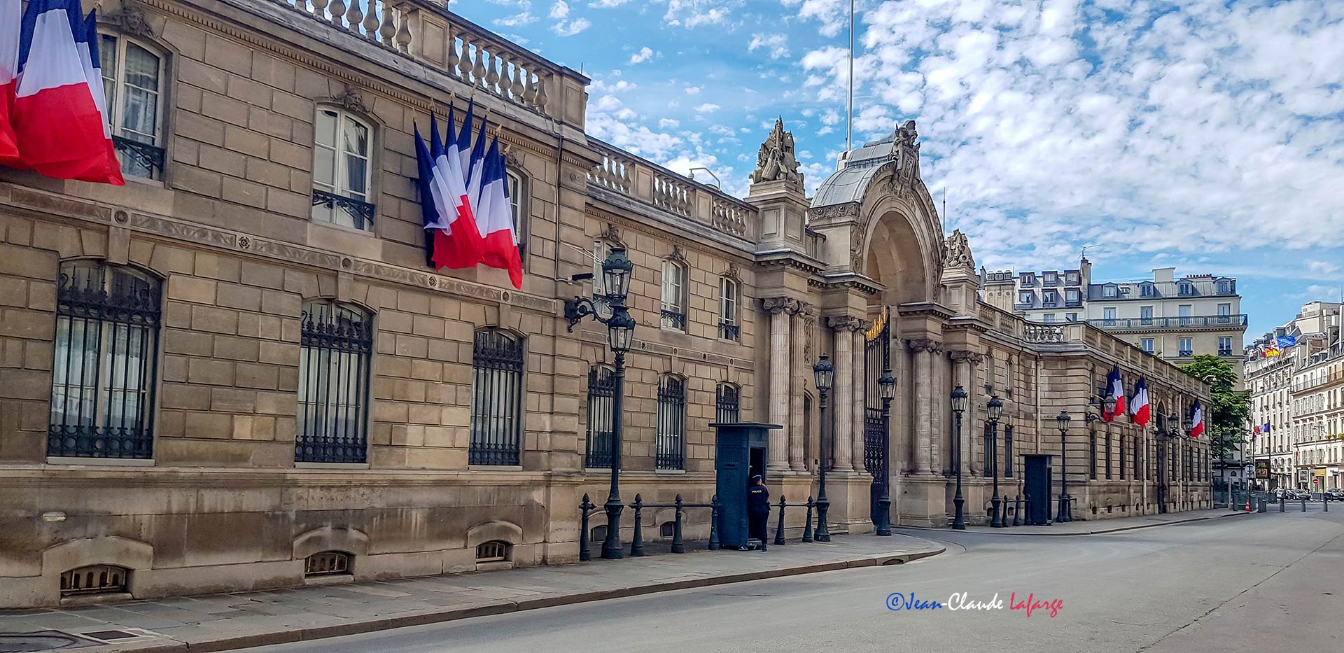 Le Palais présidentiel de l'Elysée, ancien hôtel particulier parisien, est situé au Nᵒ 55 de la rue du Faubourg Saint-Honoré, dans le 8ᵉ arrondissement de Paris. 